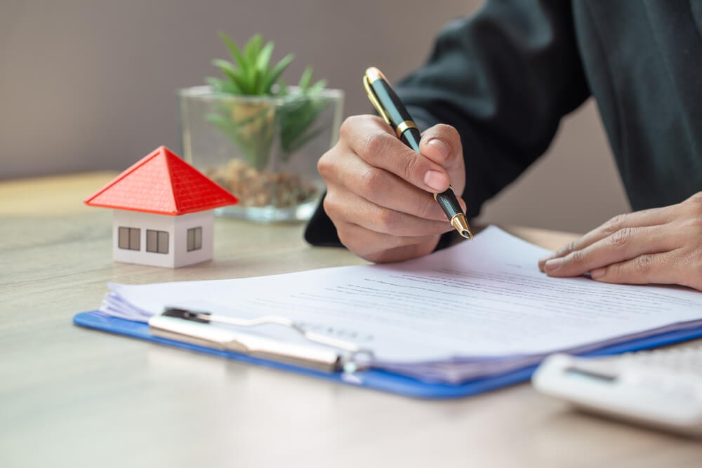 Xem kỹ hợp đồng mua bán trước khi ký tên
